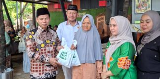 KKMSB, KWMSB, dan Baznas RI Salurkan Daging Kurban Untuk Warga Mandar di Penjaringan